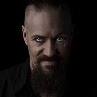 Ville Laihiala & Saattajat: Ei meillä ole kuin loisemme